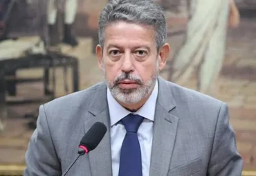 Lira vira a chave, esquece JHC e articula bloco forte na oposição