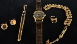 Kit de joias recebido por Bolsonaro foi colocado à venda por US$ 120 mil em leilão