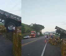 Caminhão carregado de frutas capota e deixa um ferido em Maribondo