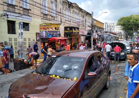 Deficiente é atropelado no Centro de Maceió e ambulantes agridem motorista