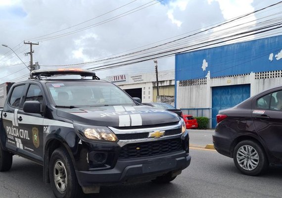 Homem é preso em Maceió por tentar matar mulher após recusa de abraço