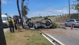 Motorista perde controle, colide com coqueiro e capota carro na Av. Assis Chateaubriand