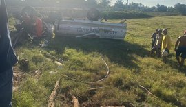 Caminhão-pipa capota e deixa vítima ferida presa às ferragens em Penedo