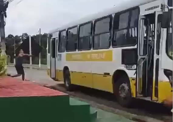 Passageiro depreda ônibus após ele quebrar na Barra de Santo Antônio