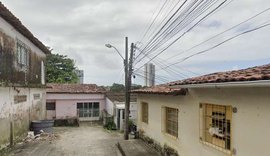 Homem foge da PM, cai de barreira e é preso com drogas e arma em Maceió