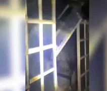 Após ser rejeitado, homem incendeia casa com mulher desacordada dentro