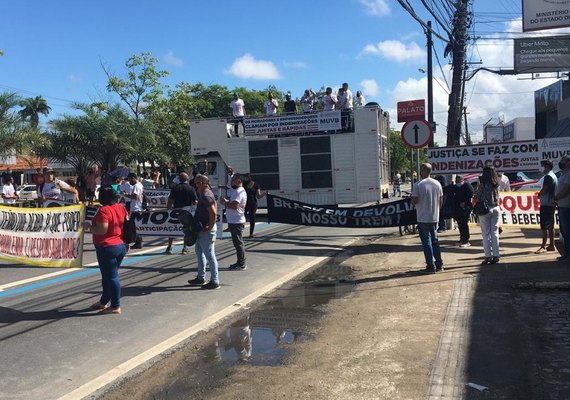 Moradores dos bairros afetados pelo afundamento do solo fecham a Fernandes Lima