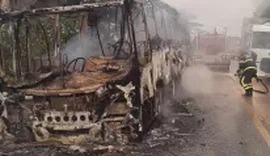 Motociclista morre e ônibus é destruído por incêndio após colisão na BR-316