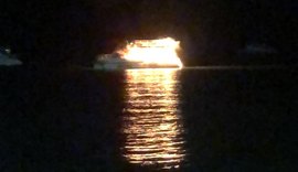 Catamarã pega fogo no mar em Maceió; veja vídeo