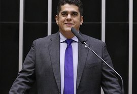 Alvo da PF, deputado joga celular pela janela para evitar apreensão
