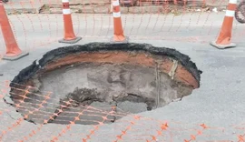 VÍDEO: Cratera em avenida no Trapiche da Barra prejudica trânsito e comércio local