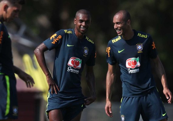 Tite testa time sem quarteto e troca Gabriel Jesus por Fernandinho