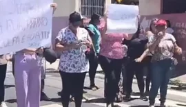 Trabalhadores de hospitais no Centro de Maceió realizam protesto por salários atrasados