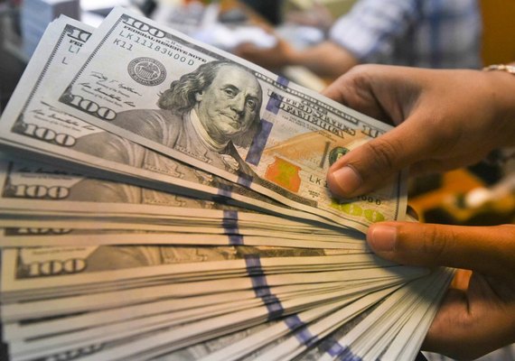 Dólar abre 2022 em alta e vai a R$ 5,65 com Bolsonaro e Ômicron no radar