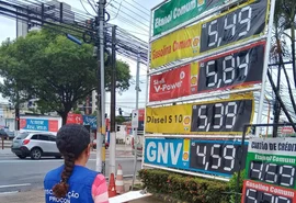 Procon “bonzinho” acha normal demora no repasse da redução da gasolina em Alagoas