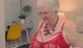 Aos 73 anos, ex-celibatária vira acompanhante e responde a críticas sobre clientes mais jovens