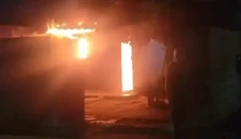 Incêndio destrói residência no Conjunto Bosque dos Palmares, em Rio Largo