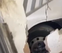 Van sem freio fica desgovernada e invade entrada de imóvel em Viçosa