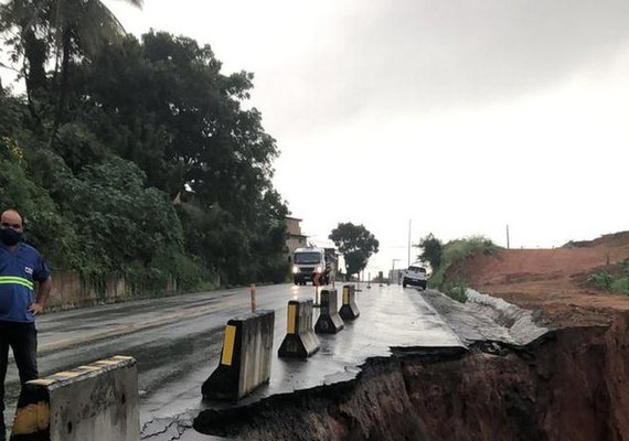 Asfalto cede e forma cratera em trecho da BR 101, no interior de Alagoas