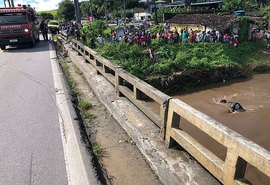 Homem morre após carro despencar de ponte e cair dentro de rio em Atalaia