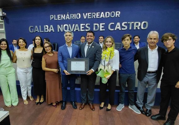 Allan Pierre homenageia Rafael Brito com entrega de comenda em Maceió
