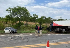 Carro é partido ao meio e casal morre após colisão com caminhão