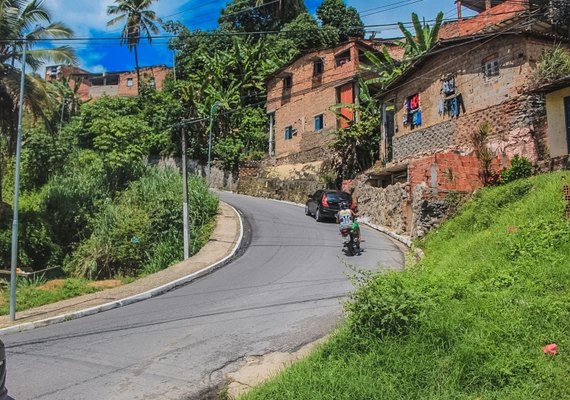 Ladeira da Moenda, em Maceió, é interditada para troca de poste de energia