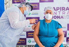 Profissionais da linha de frente recebem a vacina contra Covid em Arapiraca