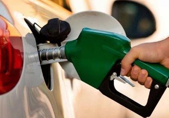 Preço da gasolina comum varia acima dos R$2 reais em Maceió; confira valores