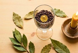 Da romã à canela: veja as simpatias mais populares para atrair dinheiro e amor em 2026