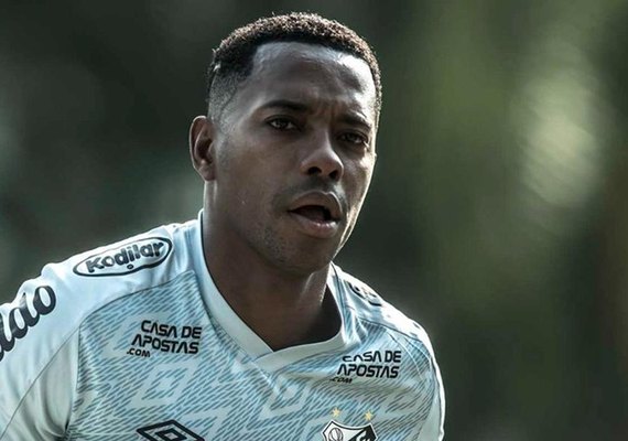 Santos anuncia suspensão de contrato com Robinho
