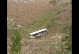 Ônibus da Veleiro sai da pista e cai em ribanceira em Rio Largo