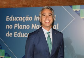 Presidente da bancada da educação, deputado Rafael Brito lidera debate e ações para 2025