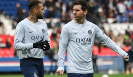 Torcida do PSG pede saída de Neymar e Messi durante protesto