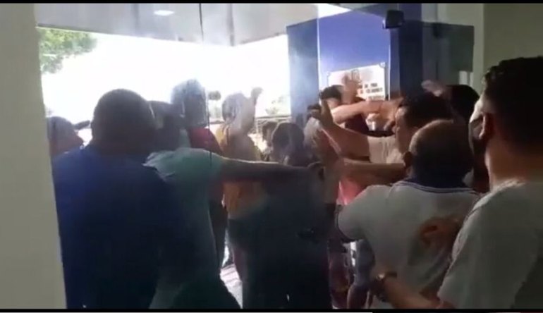 Vídeo: ex-prefeito dá soco em vereador e provoca quebra-pau durante audiência
