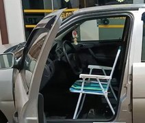 PM apreende Gol com cadeira de praia no lugar do banco do motorista