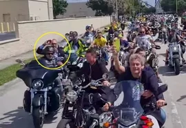 Foragido da justiça brasileira aparece em live de Bolsonaro nos EUA: confira