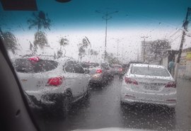 Chuvas em Maceió deixam trânsito congestionado