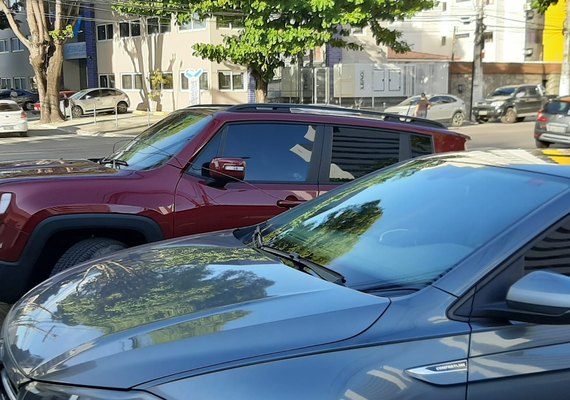Fio de alta tensão se desprende e deixa duas pessoas presas em carro