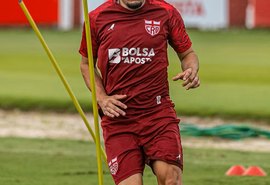 Crystopher volta a treinar e pode ser opção do CRB contra o Operário-PR