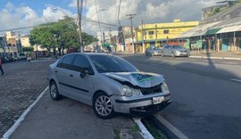 Motorista abandona o carro após colidir com motociclista no centro de Maceió