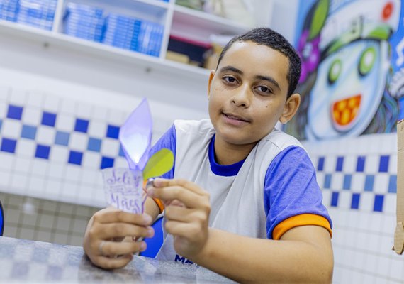 Alunos de escola de Maceió produzem presentes tecnológicos na aula de robótica