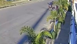 Motociclista é flagrado por câmeras de segurança dando tapa em nádegas de mulher em via pública de Maceió