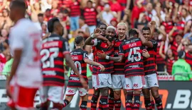 Flamengo vence e tira Inter da briga pelo título brasileiro