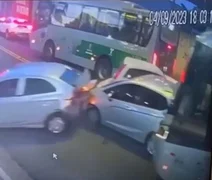 VÍDEO: ônibus “esmaga” carros e causa atropelamento de idosa em SP
