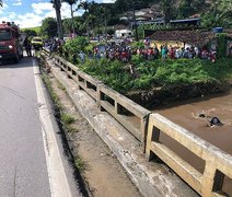 Homem morre após carro despencar de ponte e cair dentro de rio em Atalaia