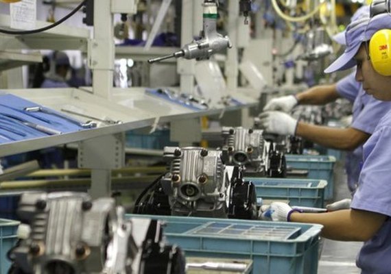 Produção industrial brasileira cai 1,3% de fevereiro para março