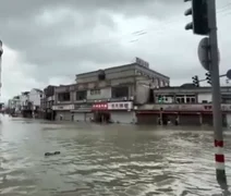 Tufão Dolphin avança pela China e provoca alagamentos e evacuações