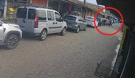 Vídeo: Jovem é baleado à queima-roupa na feirinha do Jacintinho