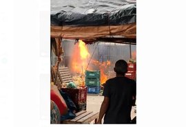 Barraca no Mercado de Arapiraca pega fogo e assusta comerciantes